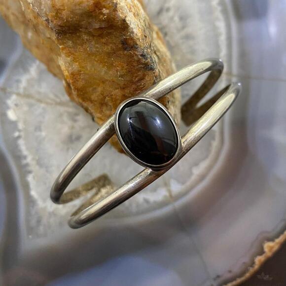 Signed Vintage Native American Sterling Oval Onyx Split Shank Bracelet For Women - Picture 2 of 10